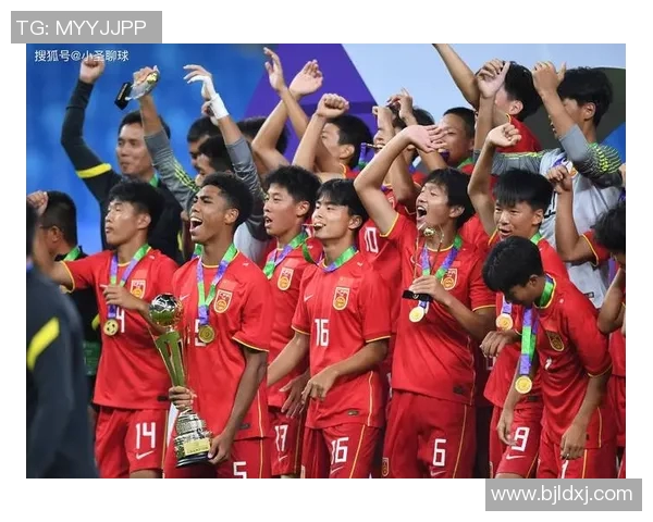 足球明星齐聚一堂同场竞技展现精彩球技与团队默契 足球明星齐聚一堂同场竞技展现精彩球技与团队默契